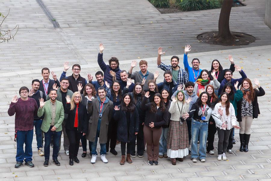 Fotografía grupal de toda la comunidad IIBM UC en inmediaciones del Instituto