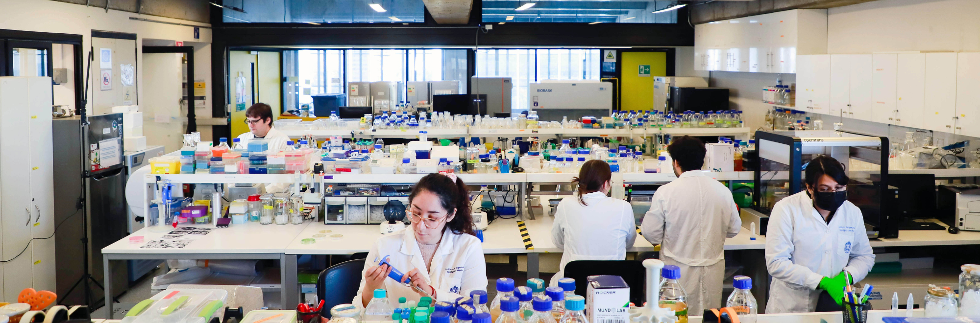 Estudiantes e investigadores trabajando en laboratorio de ingeniería biomédica en sede San Joaquín UC