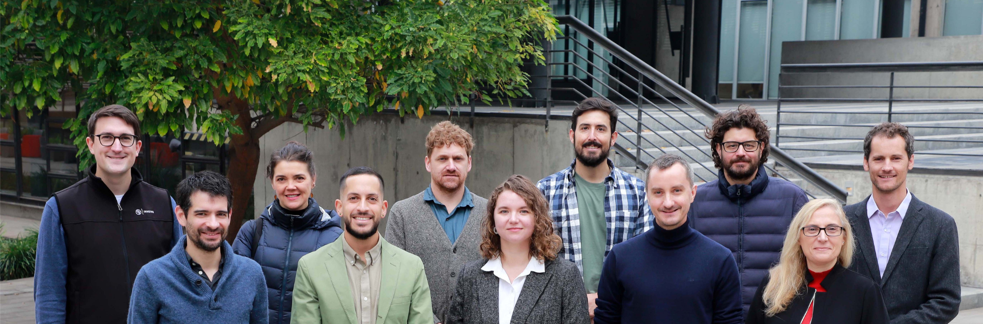 Fotografía grupal del cuerpo académico del IIBM UC en inmediaciones del Instituto